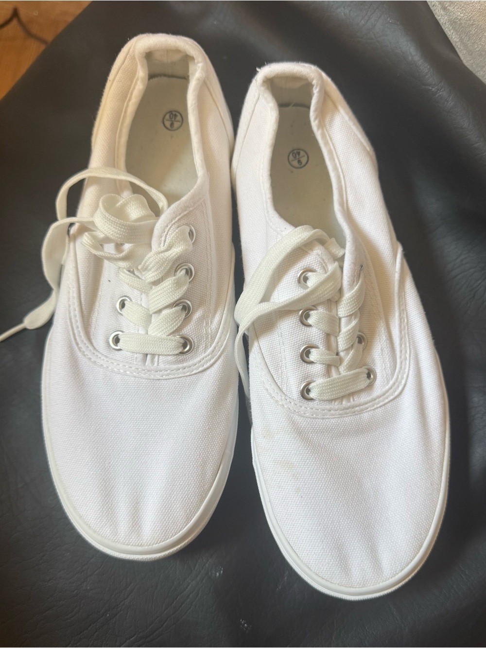 Canvas tennis shoes - Picture 2 of 5
